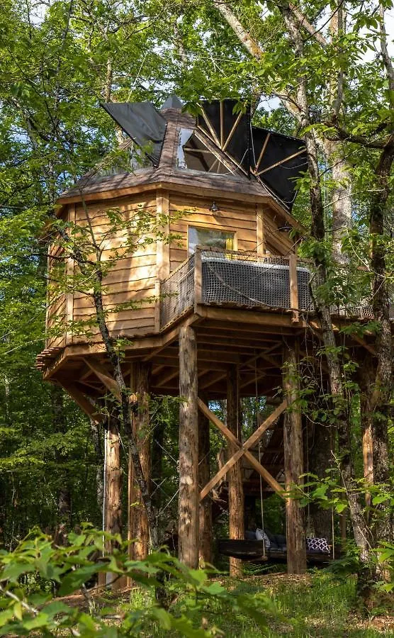 Lodge Cabanes dans les arbres avec spa Lot et Dordogne Lamothe-Fenelon France